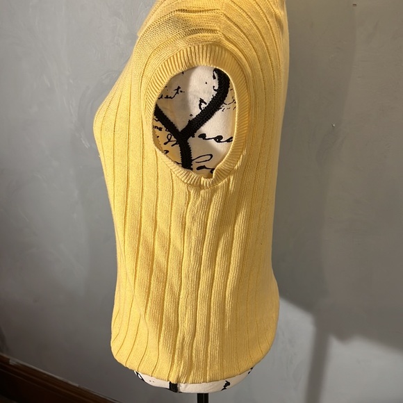 Gloria Vanderbilt Medium Yellow sweater vest - Picture 3 of 7